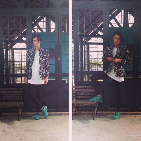 Khi xuống phố, Quang Đại thường phối quần jeans và áo thun hoặc áo sơ-mi phủi bụi.