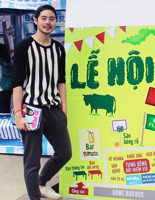 Người mẫu trẻ Dương Mạc Anh Quân dẫn đầu danh sách khi diện trang phục kẻ sọc vô cùng trẻ trung và ấn tượng. Anh chàng sử dụng phụ kiện đôi giầy màu be cùng mũ lưỡi trai đội ngược làm điểm nhấn cho bộ trang phục.