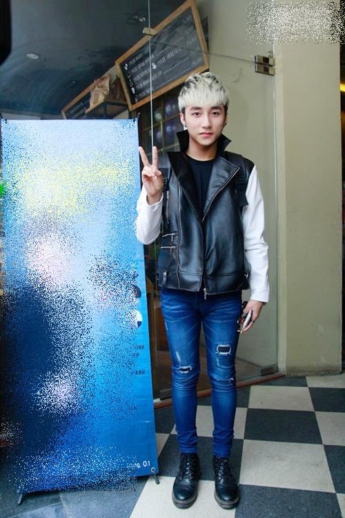  Ca sỹ Sơn Tùng - MTP vẫn trung thành với style unisex, anh chàng thể hiện sự đa dạng trong cách mix trang phục, áo khoác da đi cùng quần skiny ôm sát, đôi giầy cao cổ cá tính nhằm giúp nam ca sỹ ăn gian thêm chiều cao của mình.