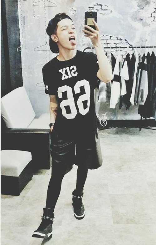 Hotboy, stylist Kelbin là người tích cực lăng xê thời trang unisex nhất, gam màu yêu thích của anh chàng là đen - trắng.