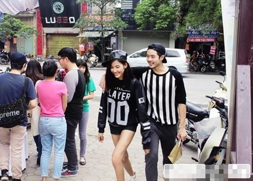 Khi đi cạnh người mẫu Hoàng Thùy, Anh Quân vẫn rất nổi bật nhờ cách chọn trang phục đơn giản nhưng hợp lý.