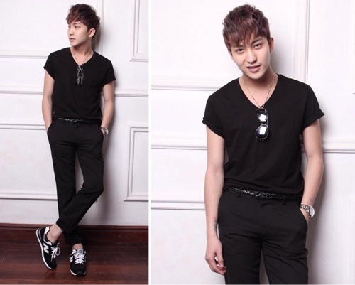 Hotboy Bê Trần dẫn đầu xu hướng monochrome, anh diện cả cây màu đen nhưng không hề gây sự nhàm chán.
