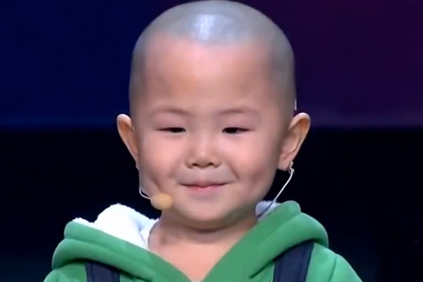 Be 3 tuoi gay sot voi man nhay de thuong hinh anh