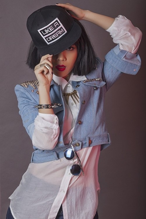 Kết hợp nhiều phụ kiện rườm rà, trông bộ áo sơ mi của cô vẫn không thể sành điệu hơn.