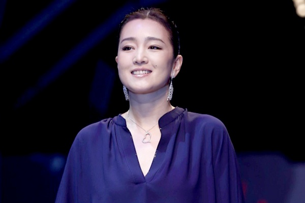 Cung Loi tu tin tren san dien thoi trang o tuoi 49 hinh anh