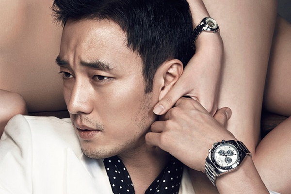 So Ji Sub tinh tu ben nguoi mau nu sexy hinh anh