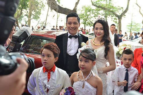 Tuy nhiên, cuối cùng anh kết hôn với một cô gái không làm trong giới nghệ thuật.