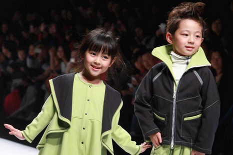 Ngam nguoi mau nhi tu tin tren san dien Thuong Hai hinh anh