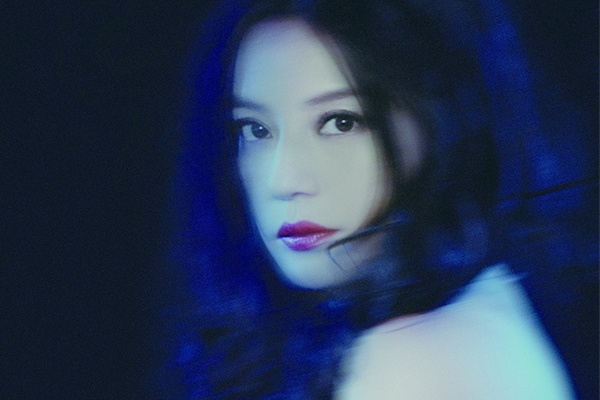 Trieu Vy khoe nguc day trong loat anh mo ao hinh anh