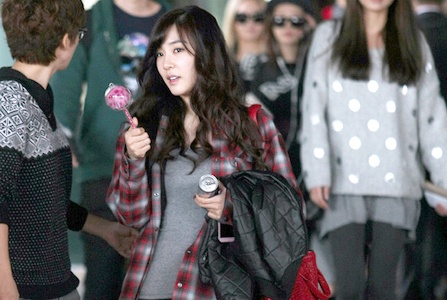 Thoi trang san bay phong cach cua Tiffany (SNSD) hinh anh
