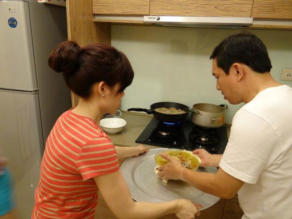 Những lúc ở nhà, anh thường phụ giúp vợ nấu nướng hay mỗi lần có bạn bè đến chơi là Quang Thắng lại lăn xả vào bếp trổ tài.