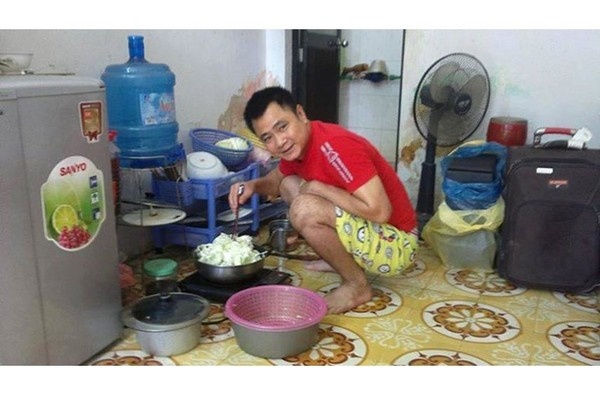 Cuộc sống giản dị của danh hài Tự Long. Khi nào vợ đi vắng, Tự Long thường vào bếp nấu cơm cho các con.
