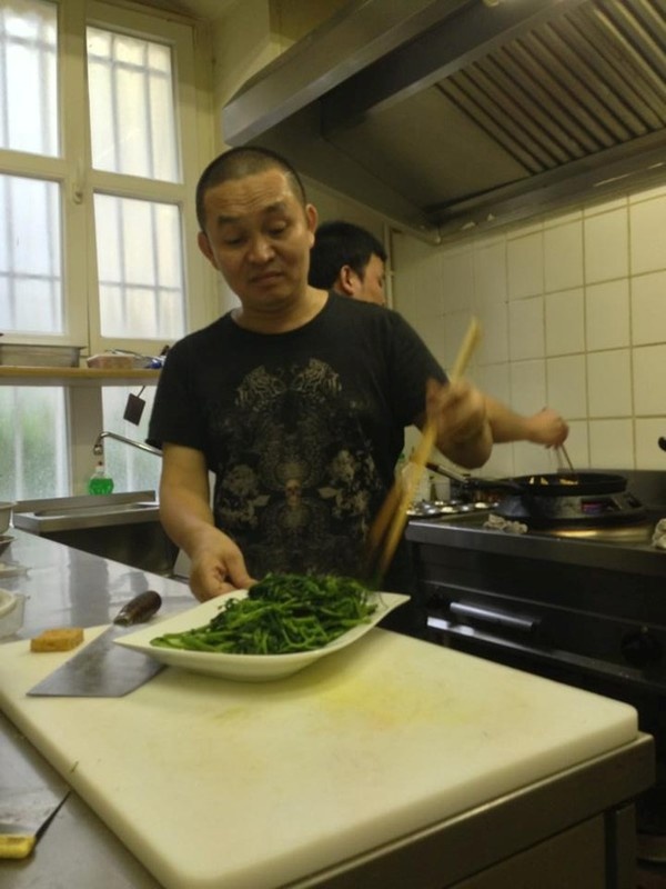 Dù là nghệ sĩ nổi tiếng nhưng Xuân Hinh thường xuyên duy trì được nếp sống bình dị trong gia đình như bữa cơm ấm cúng với những món ăn quen thuộc do chính tay mình vào bếp nấu.