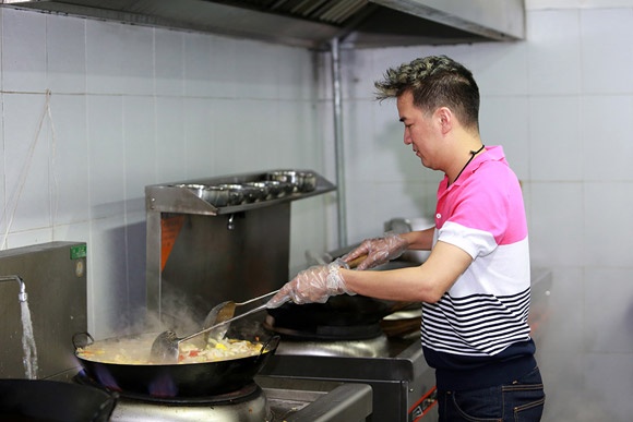 Đàm Vĩnh Hưng là một trong số sao nam Việt nấu ăn rất ngon. Anh luôn tự tay vào bếp nấu những món ăn yêu thích cho những người bạn.