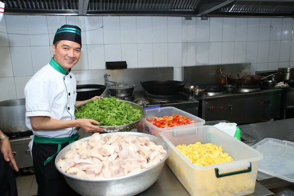 Những khoảnh khắc Đàm Vĩnh Hưng đội mũ đầu bếp, đeo tạp dề, thái rau, nếm canh… vô cùng gần gũi và thân quen. Những ai từng thưởng thức các món mà Mr Đàm trổ tài đều không thể nào quên hương vị rất lạ và đặc biệt.