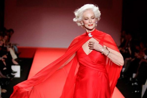 Top nguoi mau gia dinh dam tren san catwalk hinh anh