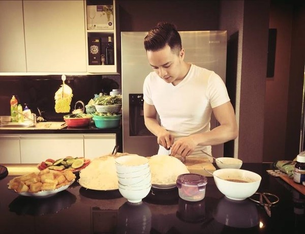 Nam ca sĩ thường xuyên khoe ảnh vào bếp nấu ăn trên Facebook cá nhân và nhận được rất nhiều lời khen về các món ăn ngon như: bún đậu mắm tôm, thịt rang cháy cạnh đến món steak hay món bánh nướng 