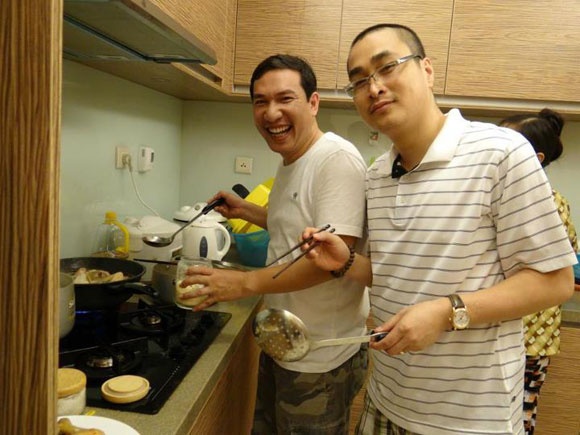 Trái ngược với sự hài hước trên sân khấu hay các bộ phim, hình ảnh diễn viên Quang Thắng ở ngoài đời thường vô cùng giản dị.