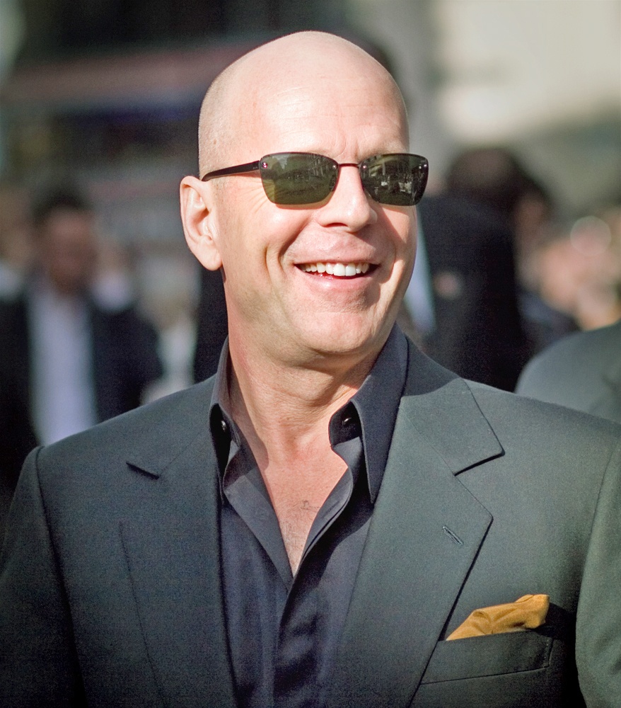 Bruce Willis có cha là người Mỹ, mẹ là người Đức. Ngôi sao Die Hard chào đời tại Tây Đức, trong một trại lính của Mỹ.
