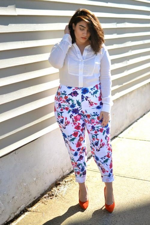 Nadia khéo léo mix quần hoa cùng áo sơ mi trắng thanh lịch.