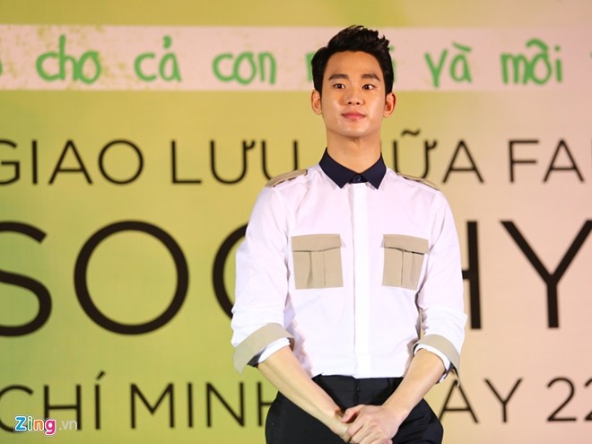 Kim Soo Hyun trong buổi giao lưu tại Việt Nam ngày 22/4.