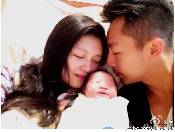 Chong Tu Hy Vien khoe anh con gai moi sinh hinh anh