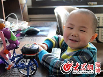 Cau nhoc 3 tuoi gay sot muon nhay mua de me hanh phuc hinh anh