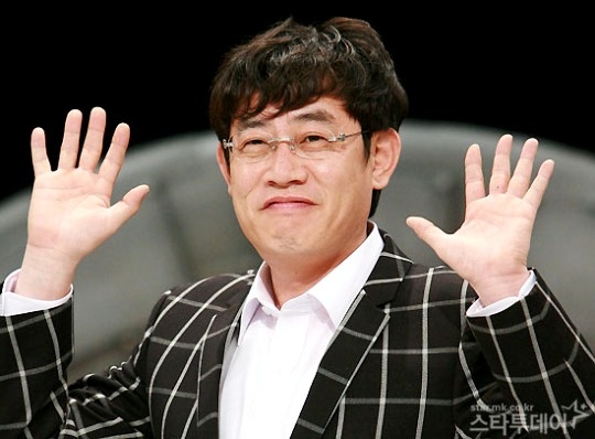 MC Han ky cuu gay tranh cai vi choi golf giua tham hoa Sewol hinh anh