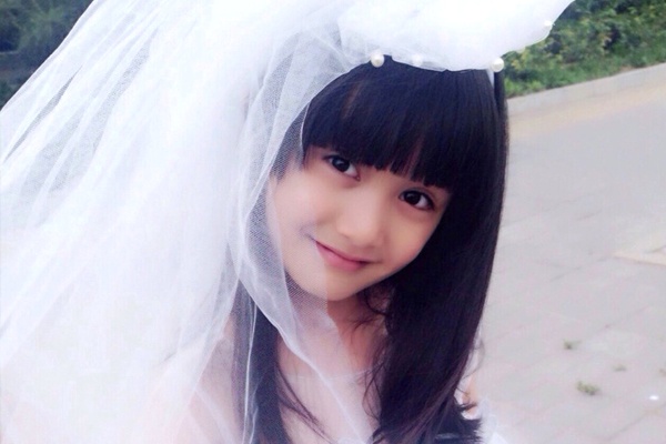 Tieu Long Nu nhi dang yeu trong hinh tuong co dau hinh anh