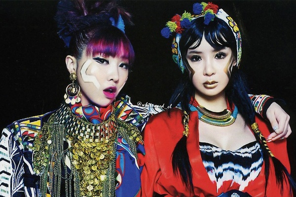 2NE1 bien hoa voi mau sac tren tap chi thang 5 hinh anh