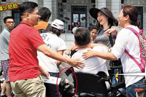 Le Tu rang ro o Singapore hinh anh