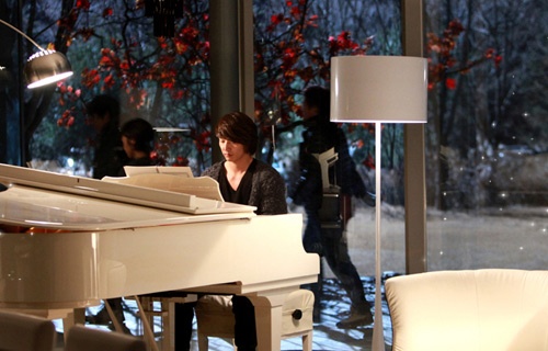 Căn nhà của nhân vật Oska (Yoon Sang Hyun đóng). Oska là một ngôi sao nên không gian nhà của anh thể hiện đúng chất nghệ sỹ với cây đàn piano, những bức ảnh chân dung cỡ lớn, vị trí riêng tập vũ đạo...