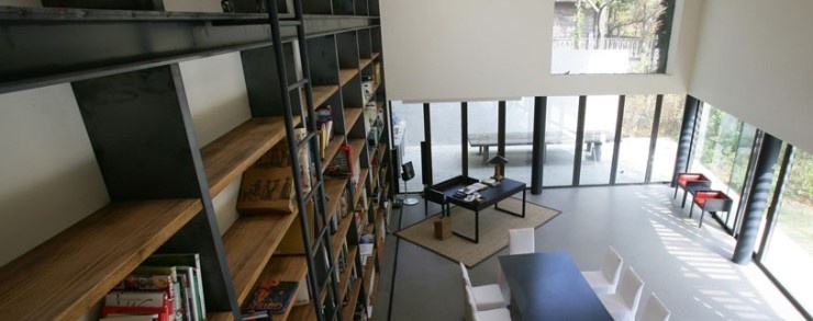 Kệ sách nhiều tầng, được làm bằng gỗ. Bàn làm việc được kê kề sát. Ngoài ra còn có một chiếc bàn lớn sạch đẹp để phục vụ cho nhiều người cùng tụ họp trong phòng đọc sách.