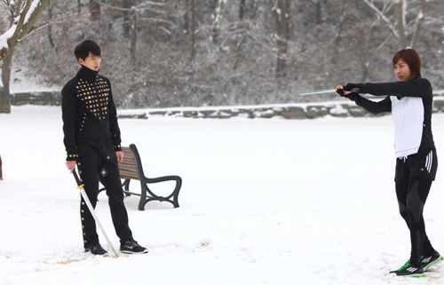 Ngoài sân là một bãi đất trống để vui chơi thư giãn.