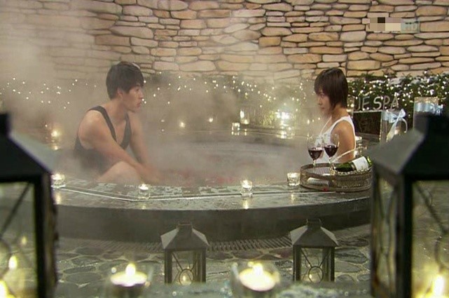 Bể tắm nước nóng sang trọng.