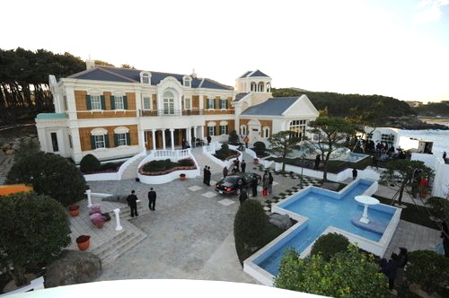 Căn villa của ngài Chủ tịch Kim Tae Jin trong phim Ngọn lửa tham vọng. Để phục vụ cho bộ phim, bối cảnh căn nhà đã được xây mới.