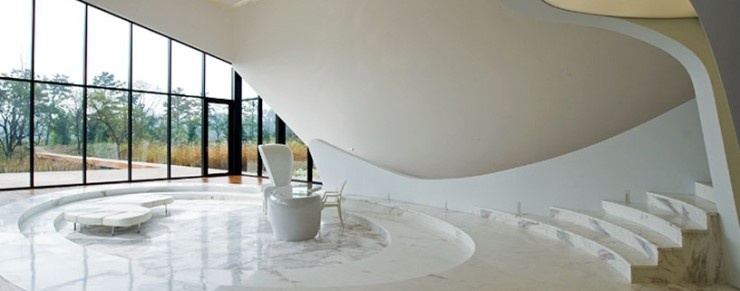 Sảnh chính trong ngôi nhà của nhân vật Kim Joo Won (Hyun Bin đóng vai). Sàn nhà và bậc cầu thang làm bằng đá cẩm thạch. Nền màu trắng chủ đạo toát lên phong thái sang trọng.