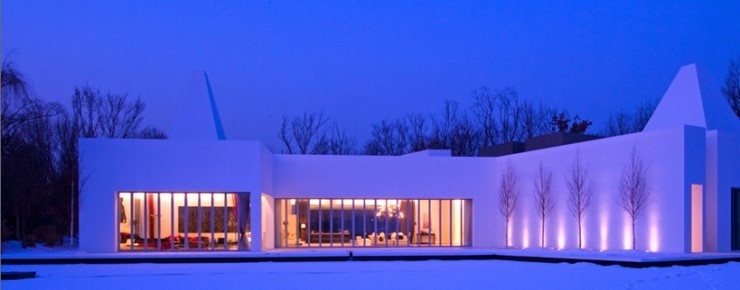 Căn nhà nhìn từ ngoài vào lúc về đêm.