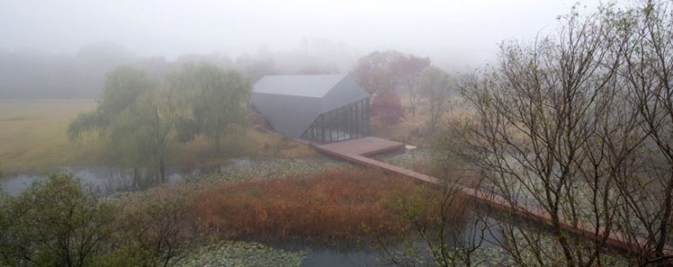 Thực tế căn nhà nằm trong khu phim trường lớn M Vision Village tại Yeoju, thuộc Kyungkido, Hàn Quốc.