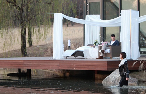 Không gian bên ngoài căn nhà được bố trí một địa điểm lý tưởng để thư giãn ngay cạnh hồ.