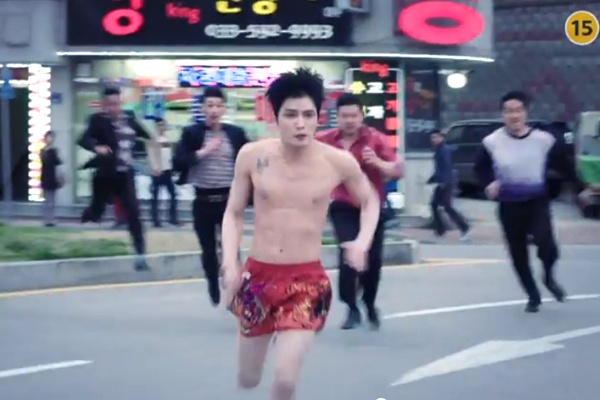 Jae Joong mac quan dui hoa chay giua pho hinh anh