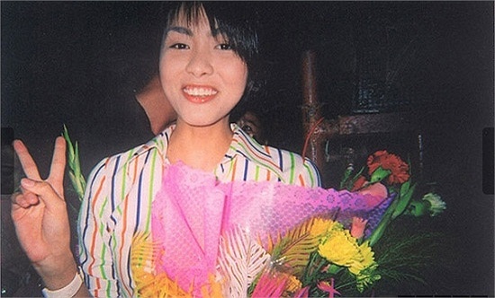 Tăng Thanh Hà có tuổi thơ cơ cực không thua bất cứ một cô gái nghèo nào ở vùng sông nước miền Tây khi phải phụ mẹ bán nước mía và giao cơm cho khách khi cả nhà mở một tiệm cơm nhỏ ở Tiền Giang.