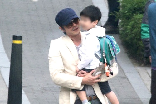 Anh Jang Dong Gun dua con trai di hoc gay sot hinh anh