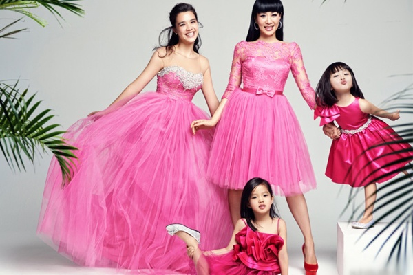 My nhan Hoa ngu goc Viet rang ro ben 3 con gai hinh anh