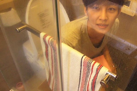 Canh di toilet cua Viem A Luan duoc chieu tren truyen hinh hinh anh