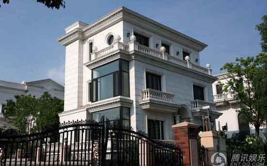 Biệt thự nhìn từ ngoài vào