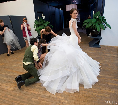 NTK tài ba Zac Posen (áo xanh) rất đỏng đảnh nhưng anh được giới chuyên môn đánh giá rất cao về sự tận tâm và hết lòng vì khách hàng.