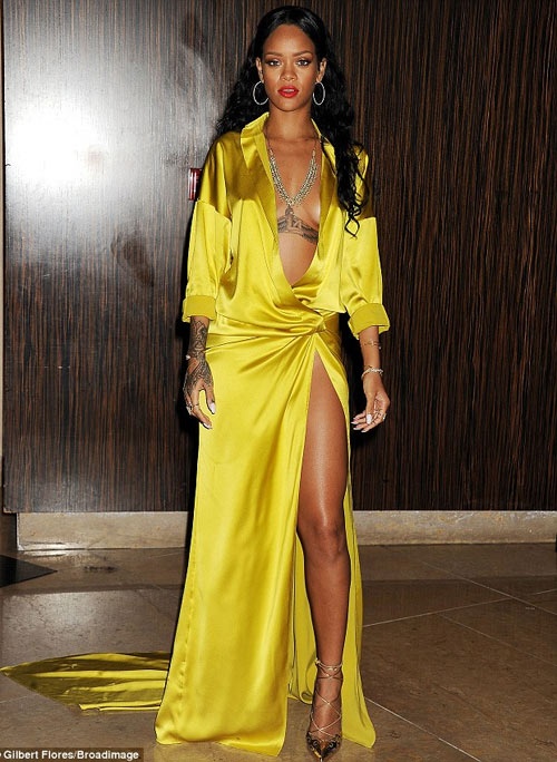 Thời trang thảm đỏ của cô cũng táo bạo và đầy thách thức với công chúng.