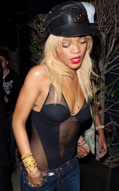 Rihanna từng nhiều lần gây ngạc nhiên cho fan khi tự tin mặc áo ngủ, áo bơi đi xuống phố.