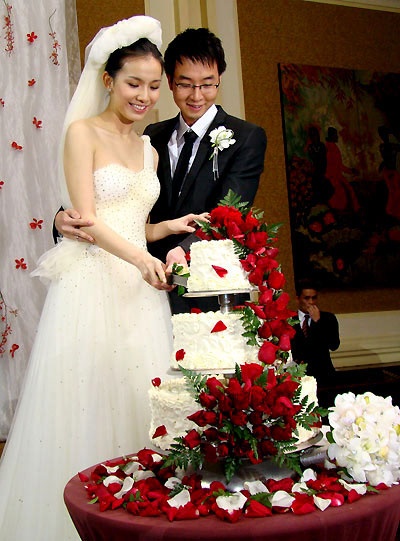 Sau đó kết hôn với một tiến sĩ trẻ, gia đình gia thế ở HN vào năm 2010